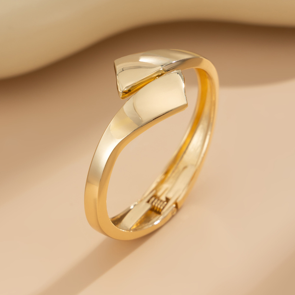 Fashionable Glossy Alloy Bracelet