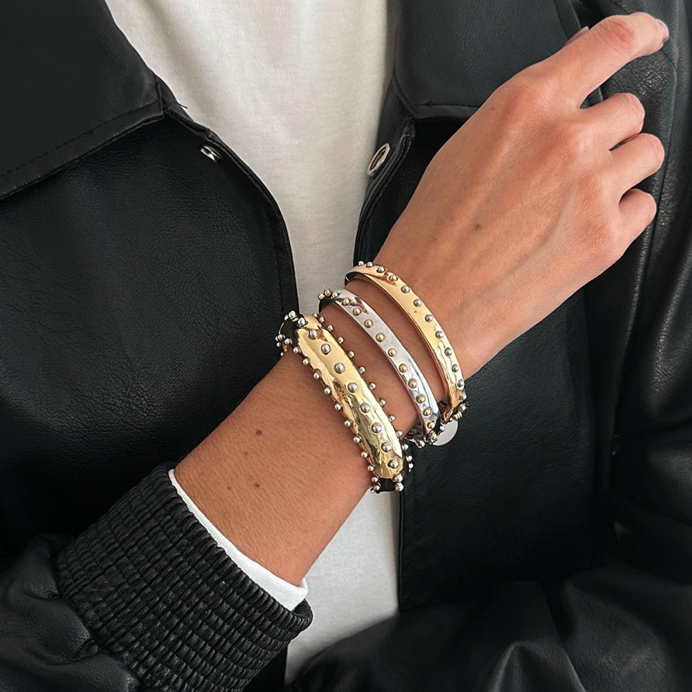 Unique and cool style round studded spring clasp alloy bracelet