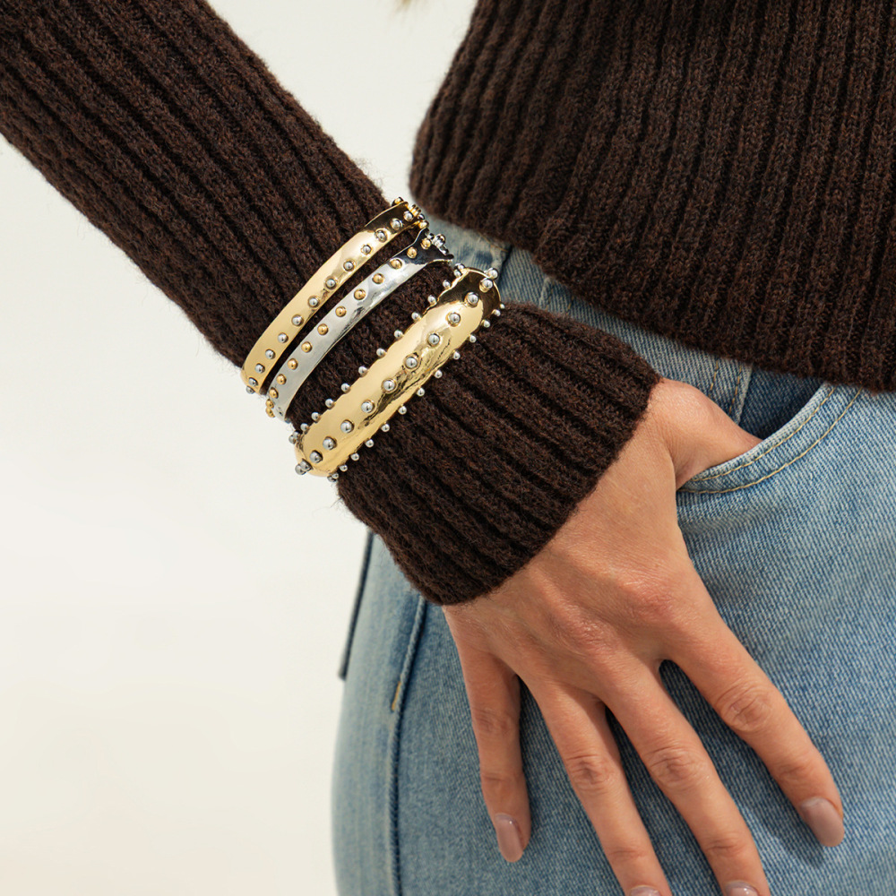 Unique and cool style round studded spring clasp alloy bracelet