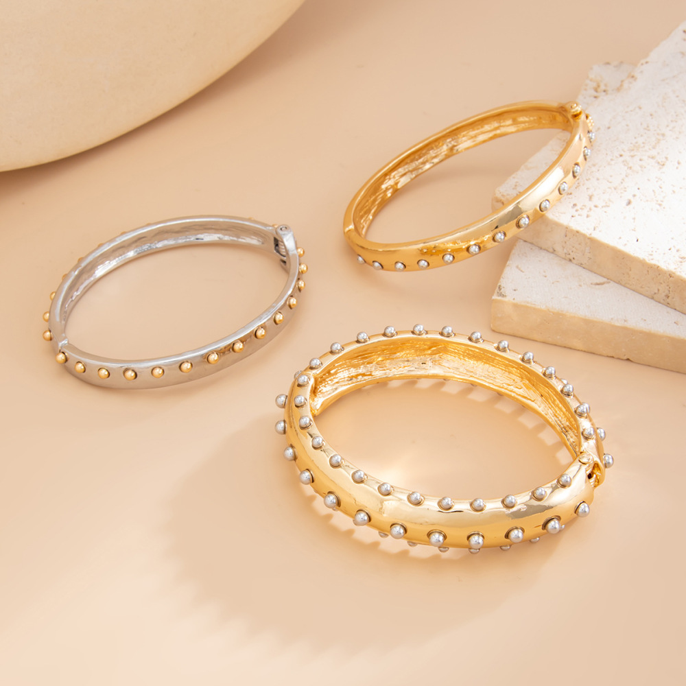 Unique and cool style round studded spring clasp alloy bracelet