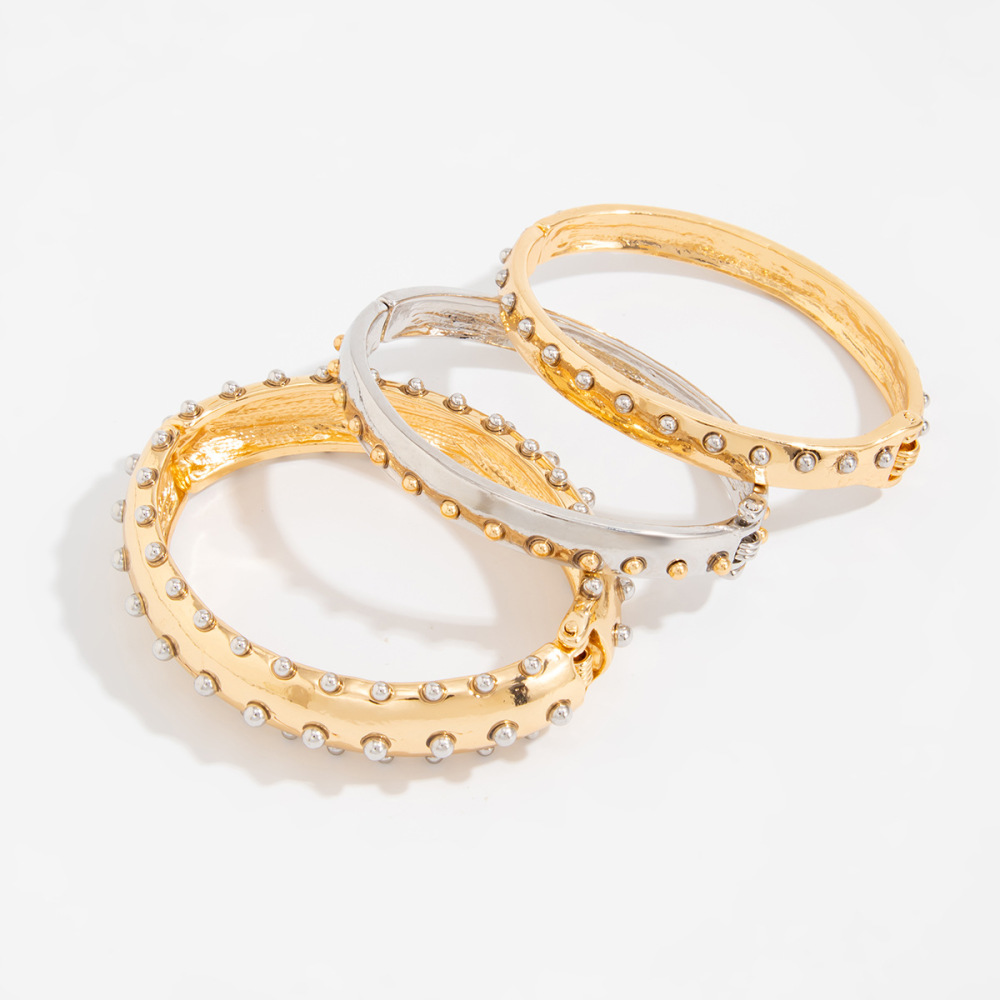 Unique and cool style round studded spring clasp alloy bracelet