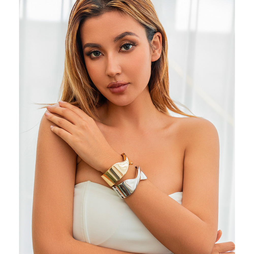 Exaggerated geometric glossy finish, high-end simple band bracelet