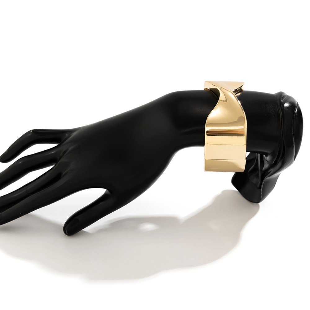 Exaggerated geometric glossy finish, high-end simple band bracelet