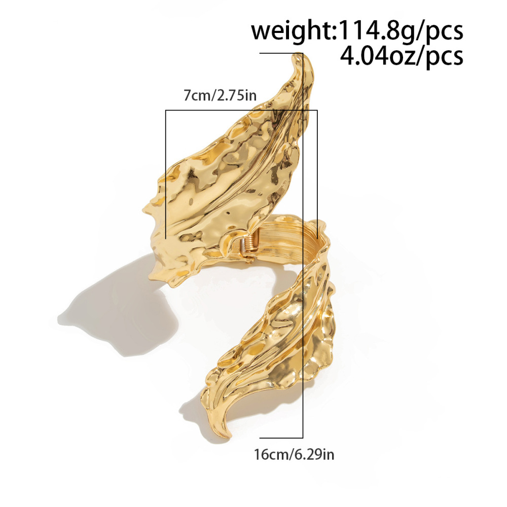 Liquid-like exaggerated leaf-wrapped bracelet