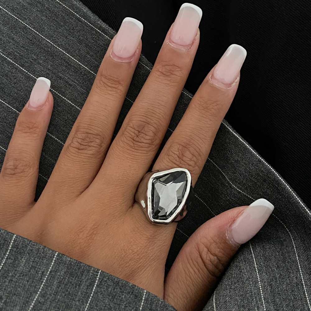 Minimalist alloy ring set with irregular acrylic diamonds