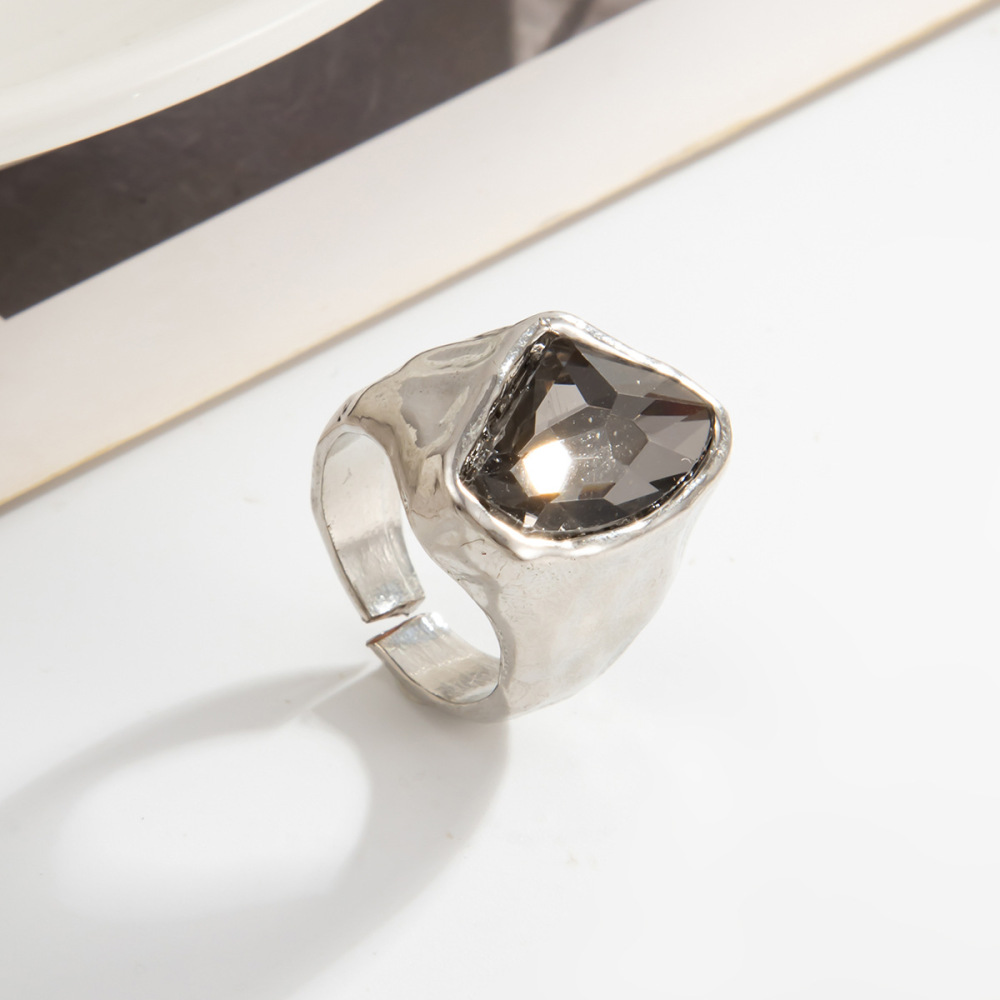 Minimalist alloy ring set with irregular acrylic diamonds