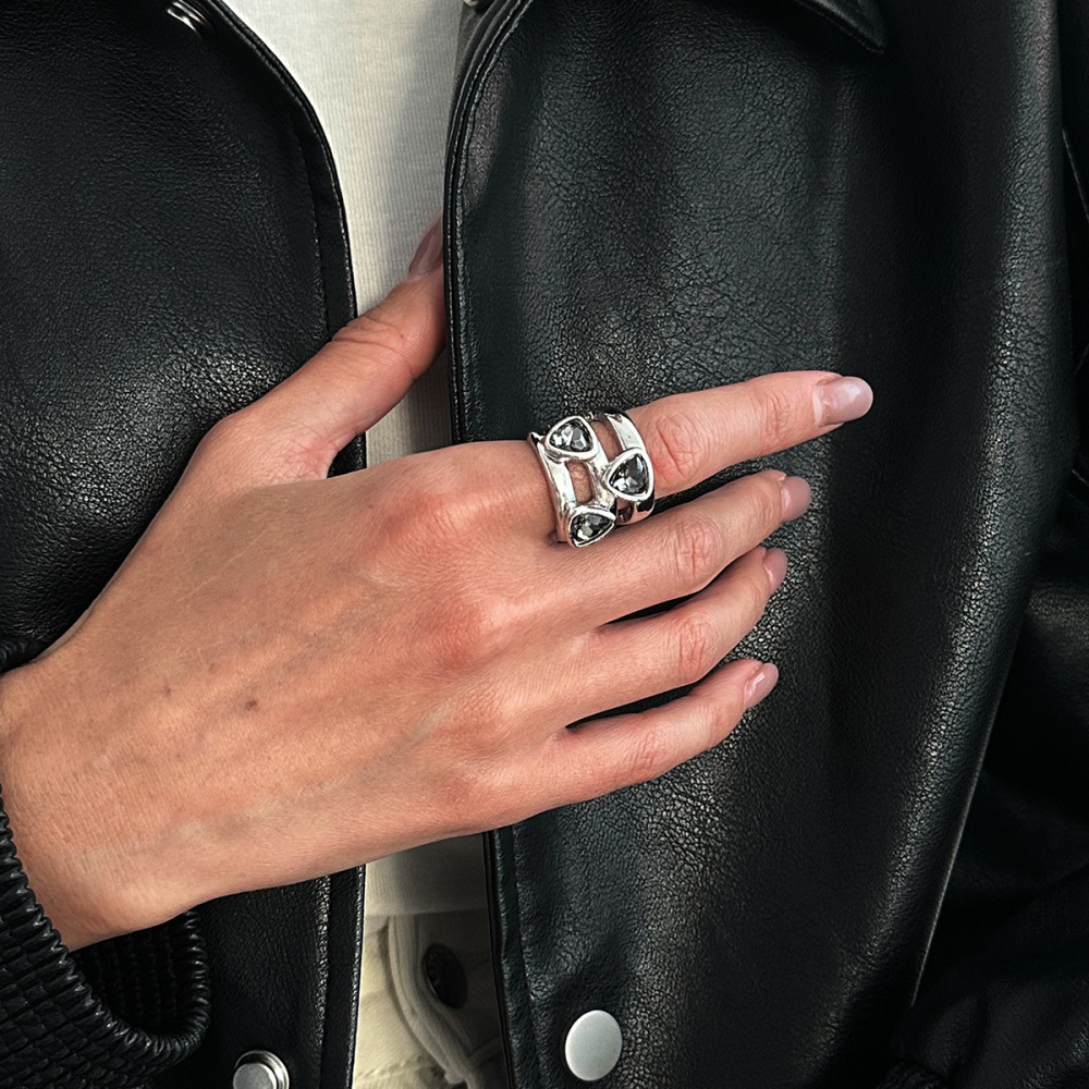Minimalist yet sweet triangular diamond-encrusted alloy ring