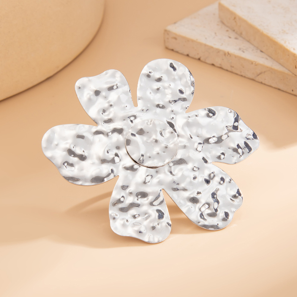 Exaggerated metal hammered flower alloy ring