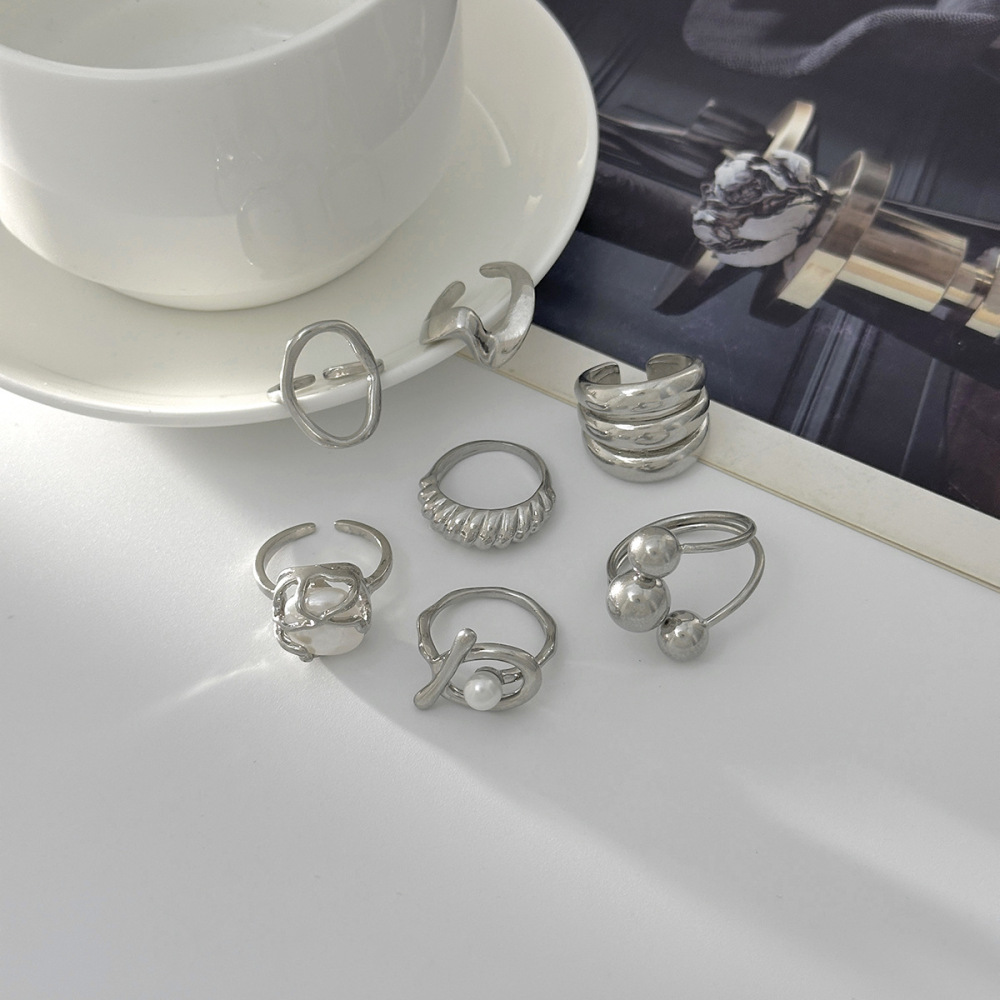 Irregular geometric hollowed-out alloy ring set