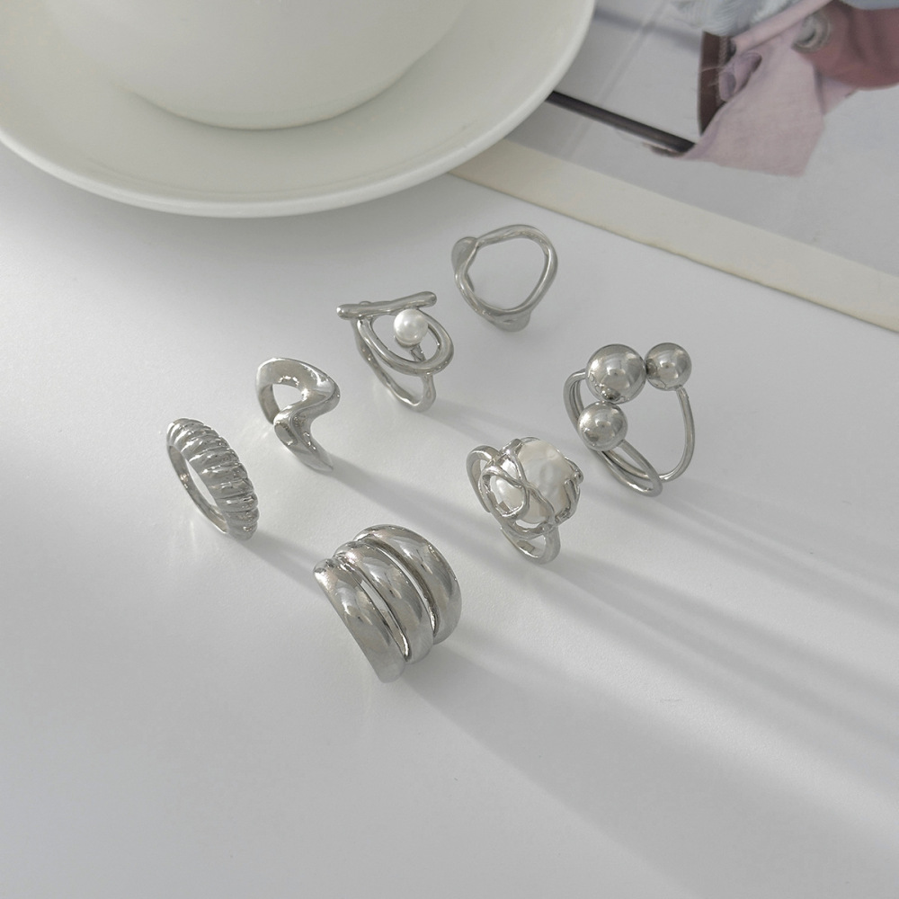 Irregular geometric hollowed-out alloy ring set