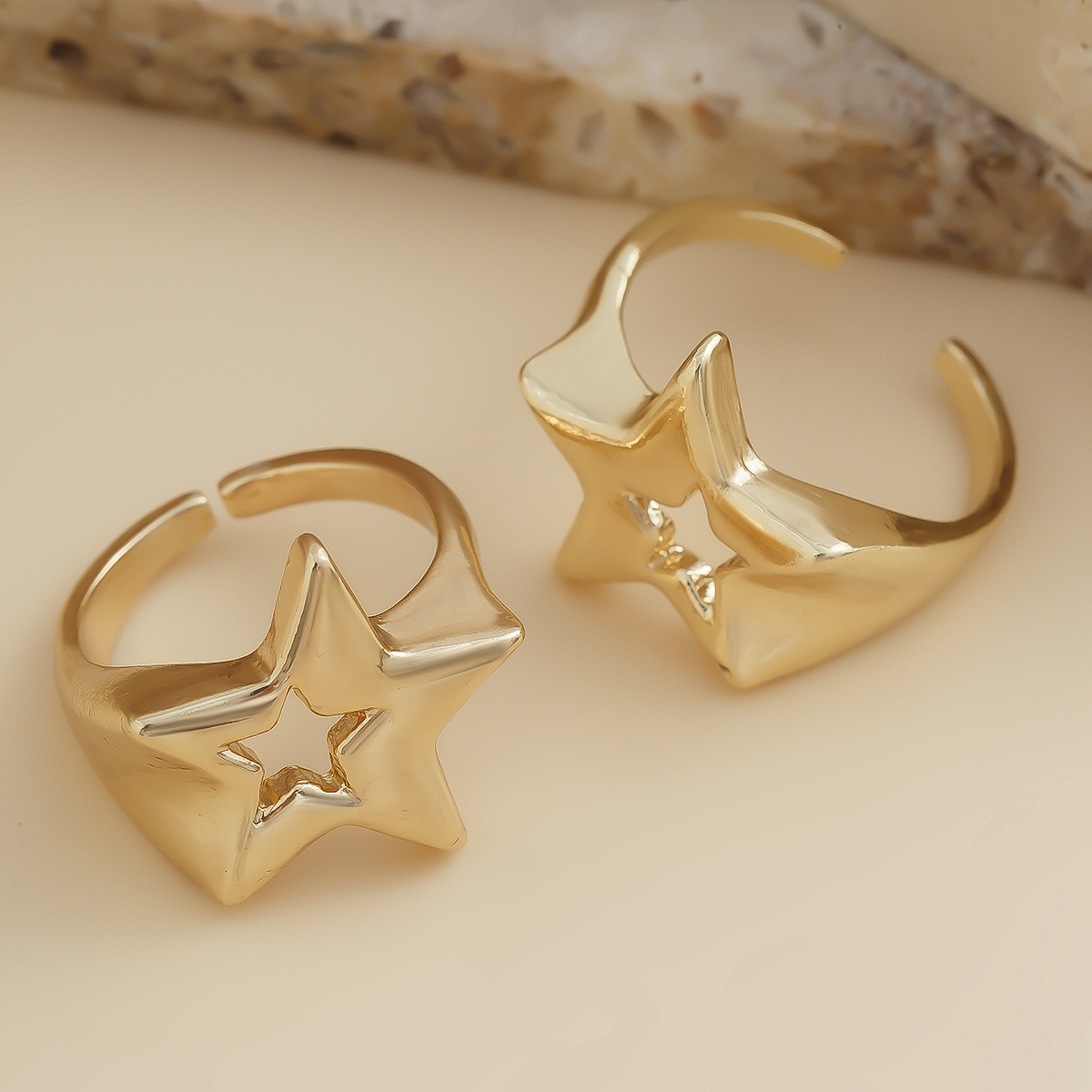 2-piece set of three-dimensional hollowed-out star-shaped alloy rings