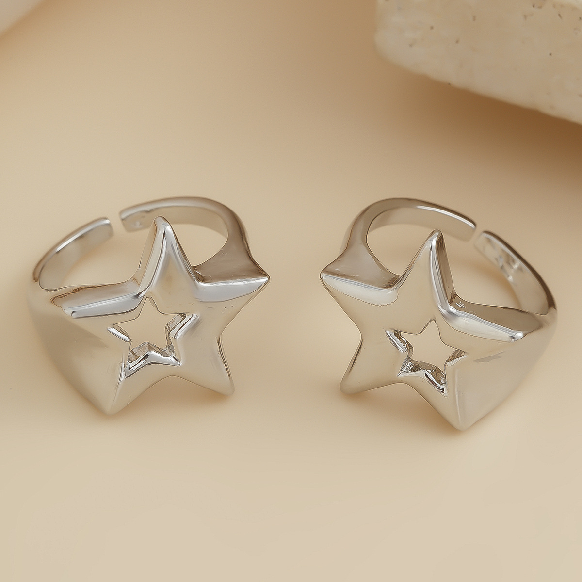 2-piece set of three-dimensional hollowed-out star-shaped alloy rings
