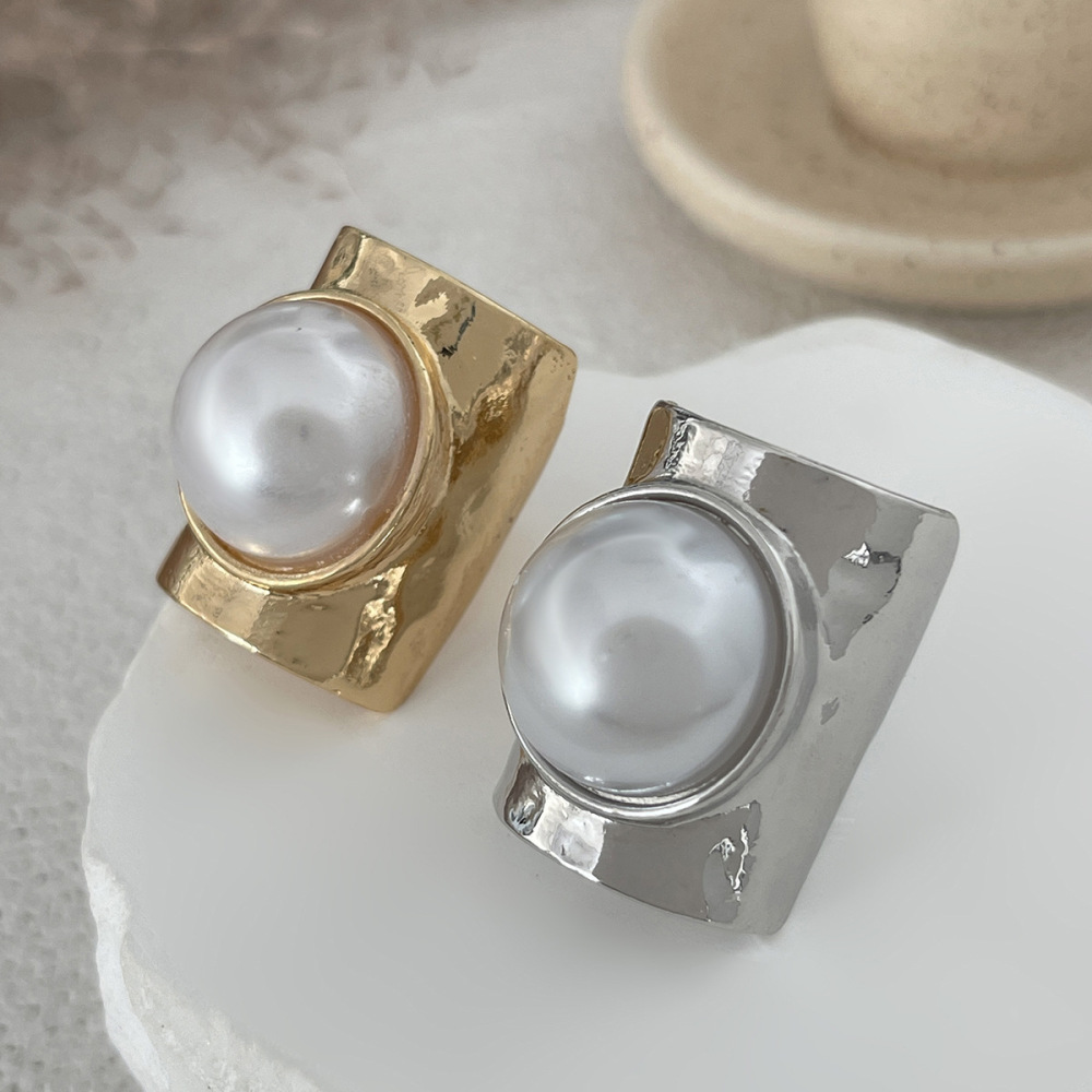 Exaggerated wide alloy ring with faux pearl inlay
