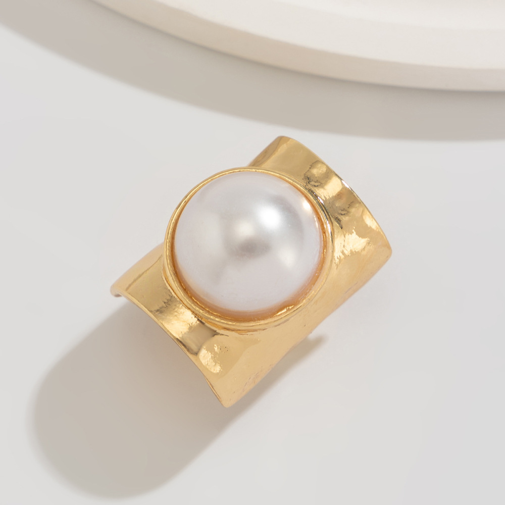 Exaggerated wide alloy ring with faux pearl inlay