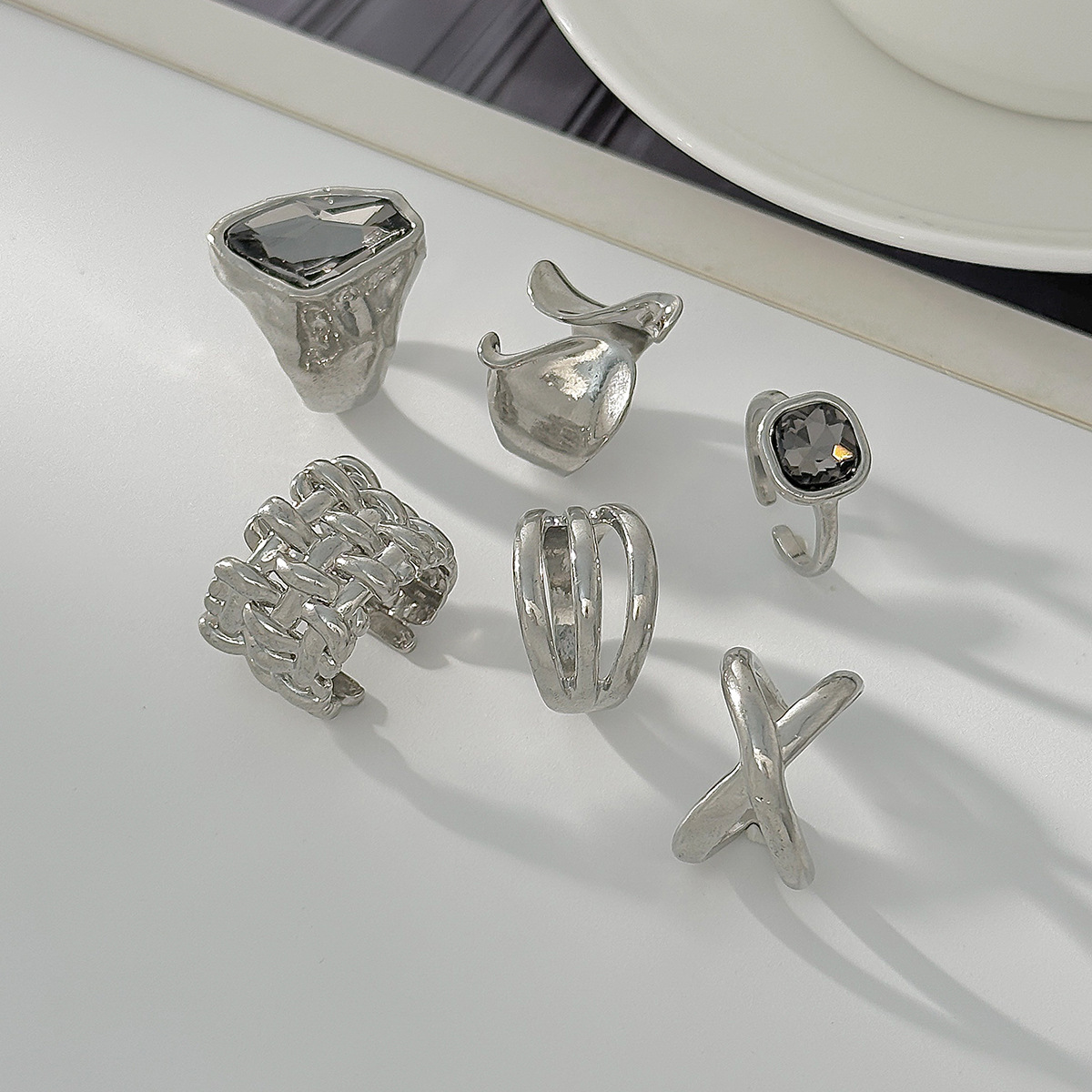 Niche Acrylic Black Diamond Geometric Alloy Ring Set (6 Pieces)