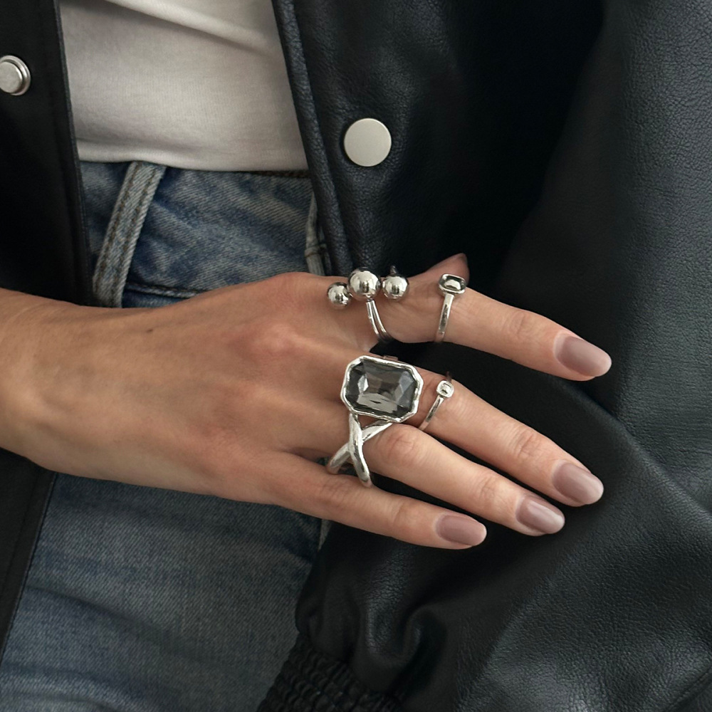 Niche Acrylic Black Diamond Geometric Alloy Ring Set (5 Pieces)
