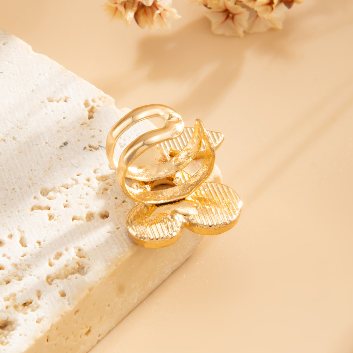 Cartoon Cherry Blossom Alloy Earring (Single)