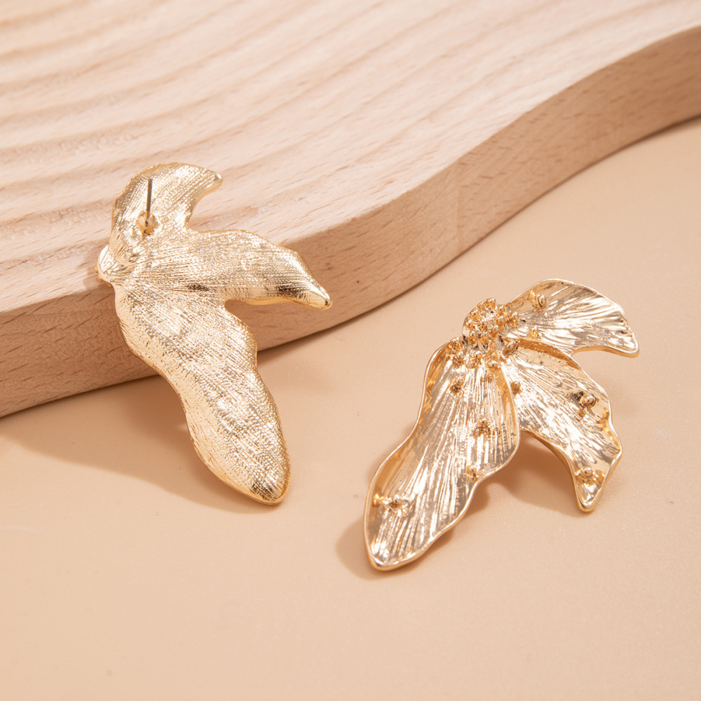 Simple yet elegant retro leaf-shaped alloy earrings