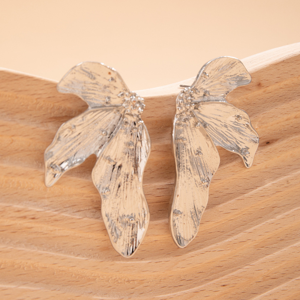 Simple yet elegant retro leaf-shaped alloy earrings