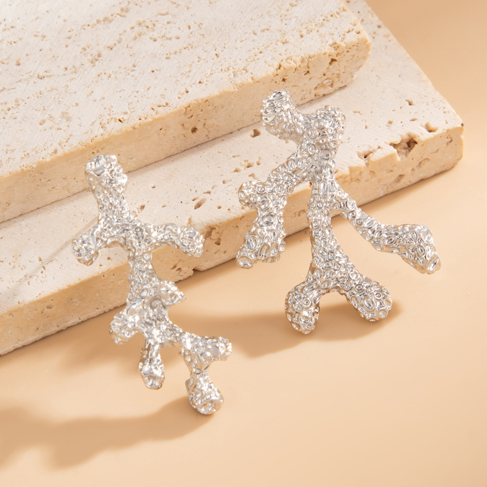 Irregularly pleated, branch-shaped alloy earrings