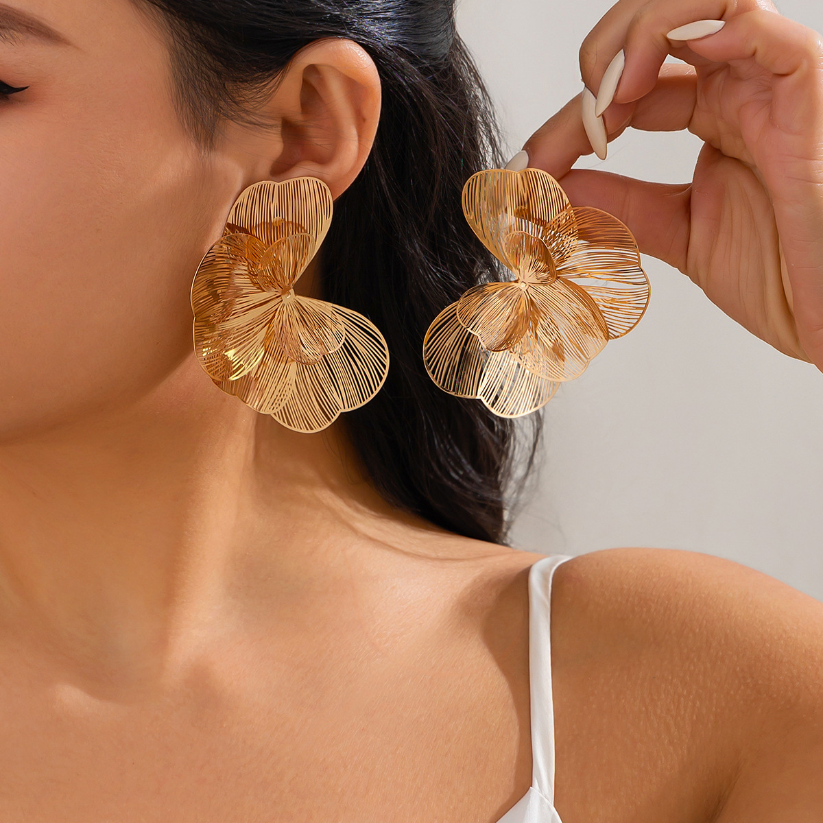 High-end openwork copper petal stud earrings