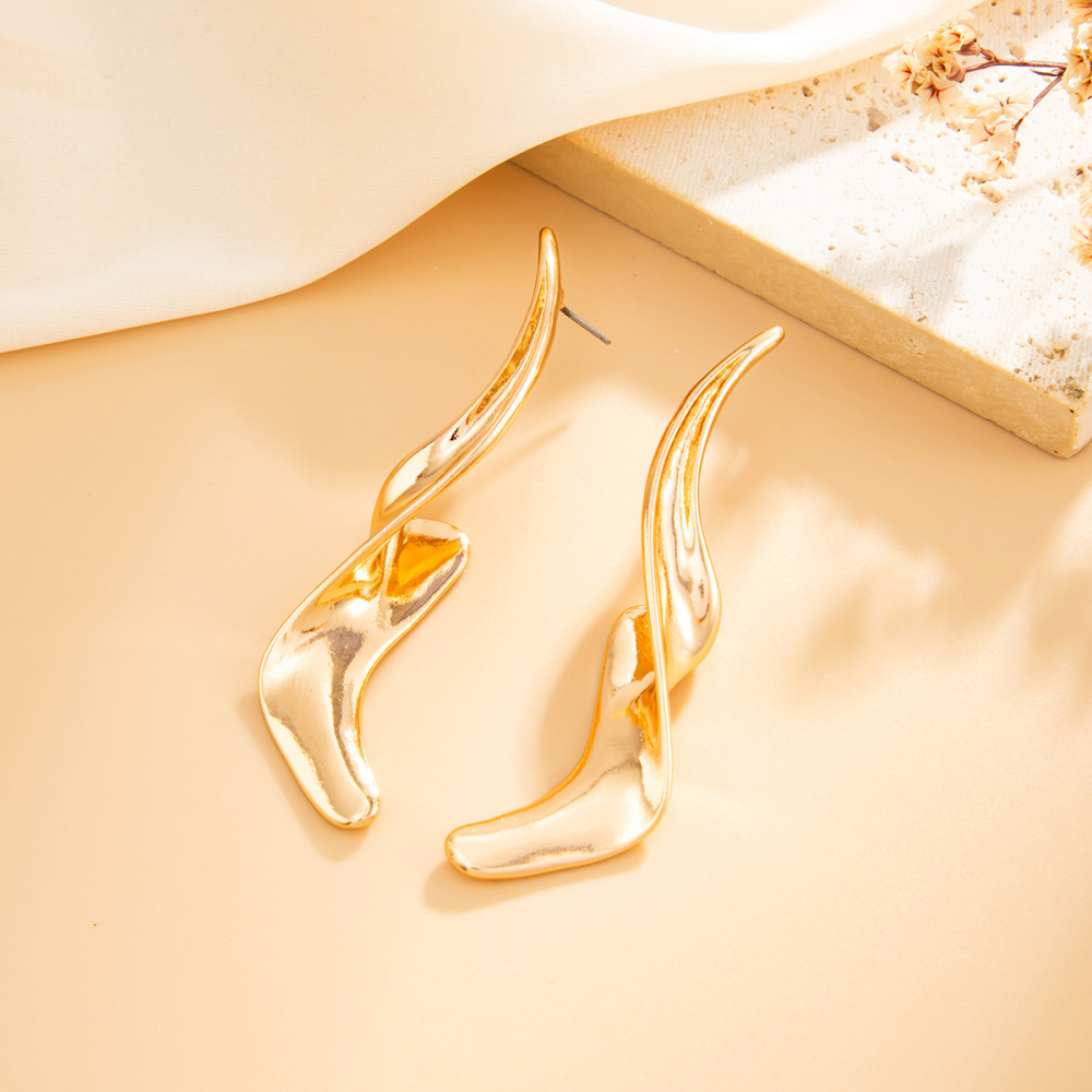 Simple and stylish irregular rotating alloy earrings