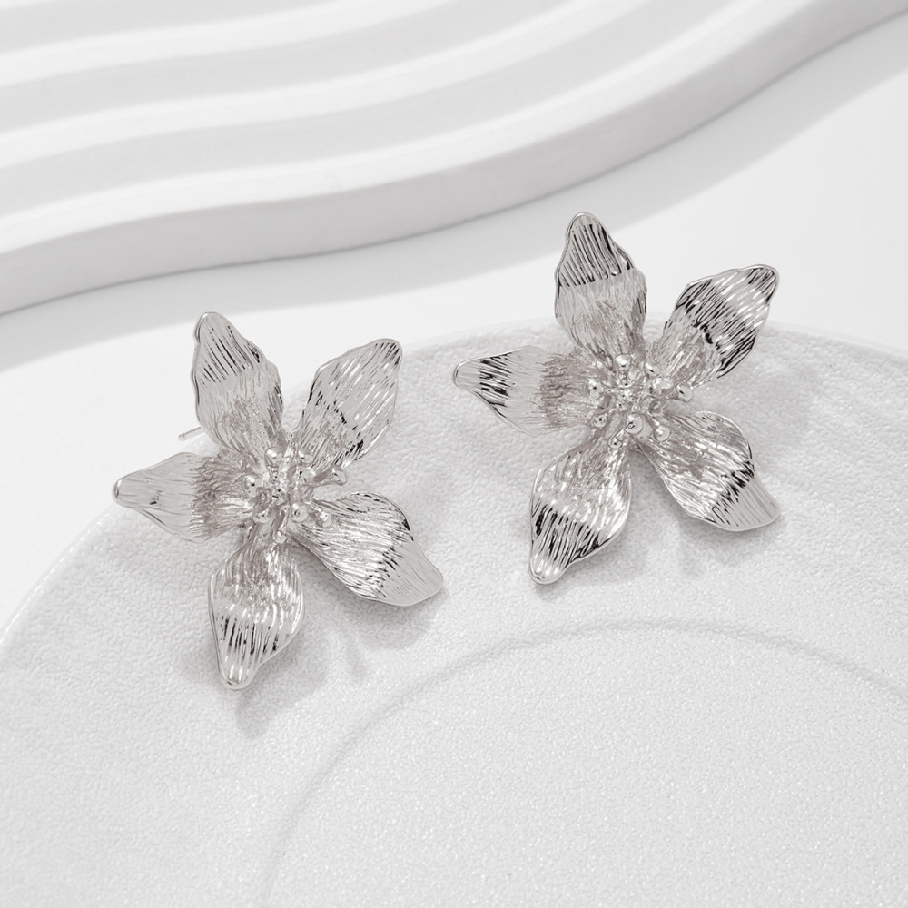 Irregularly shaped floral and leaf alloy earrings