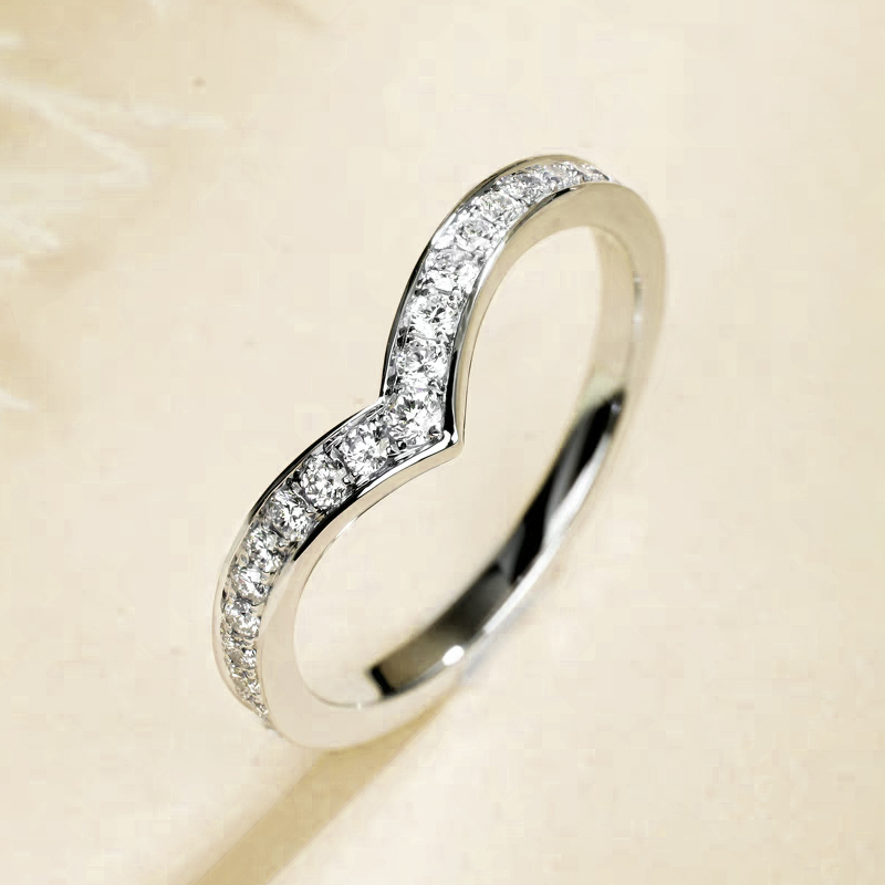 V-shaped diamond row ring