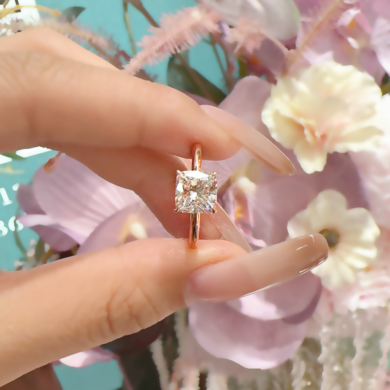 Cushion-cut diamond ring with a smooth design