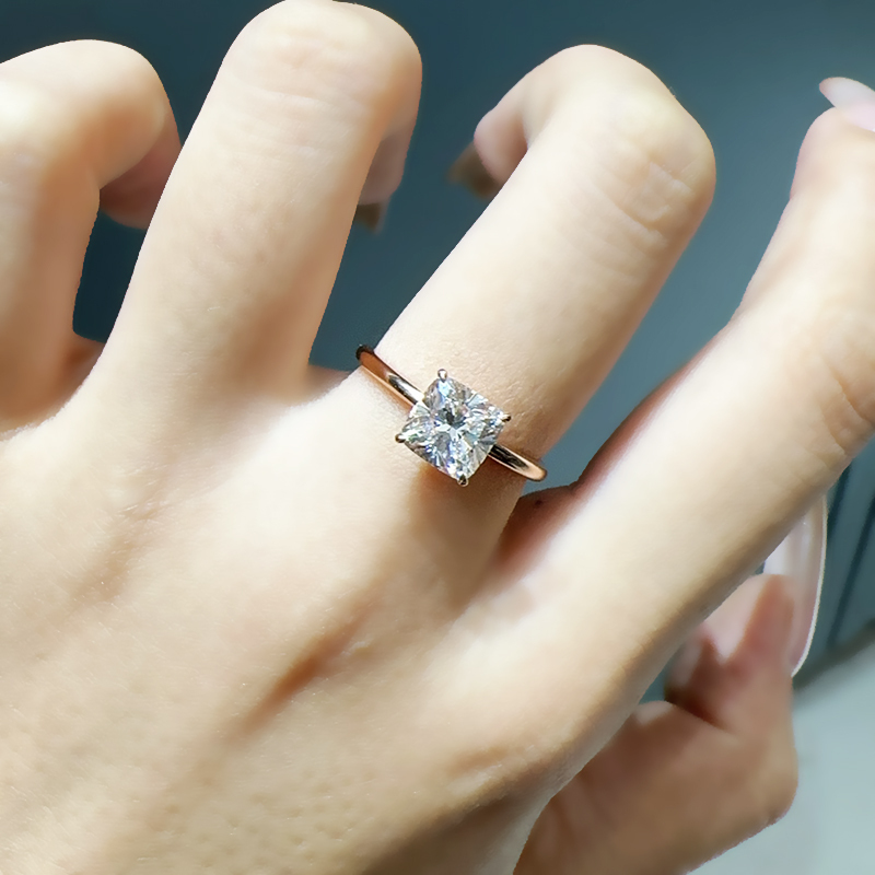 Cushion-cut diamond ring with a smooth design