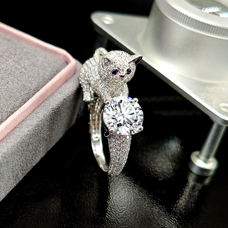 Cat-shaped diamond ring
