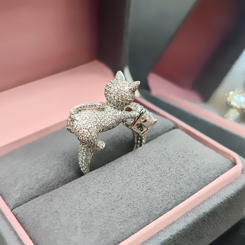 Cat-shaped diamond ring