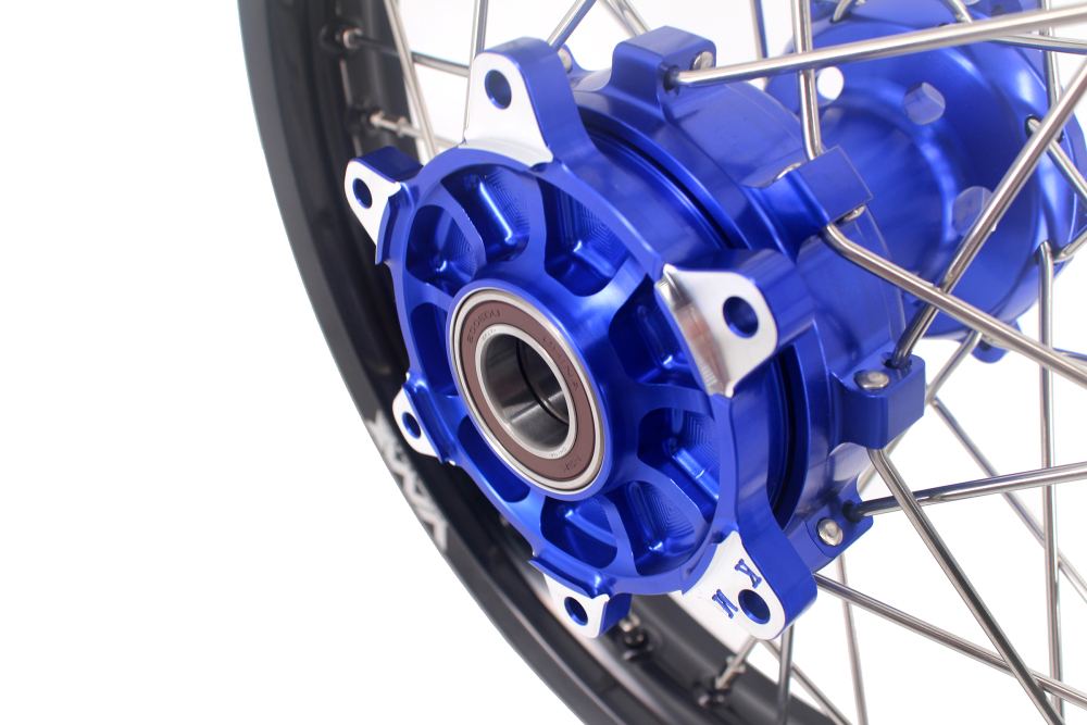 For KTM 690 Enduro R 2008-2026/ KTM 690 SMC 08-11/ / Husqvarna 701 Enduro 16 - 24 -- VMX 2.15 * 18 Rear Cush Drive Wheel CNC Blue Hub