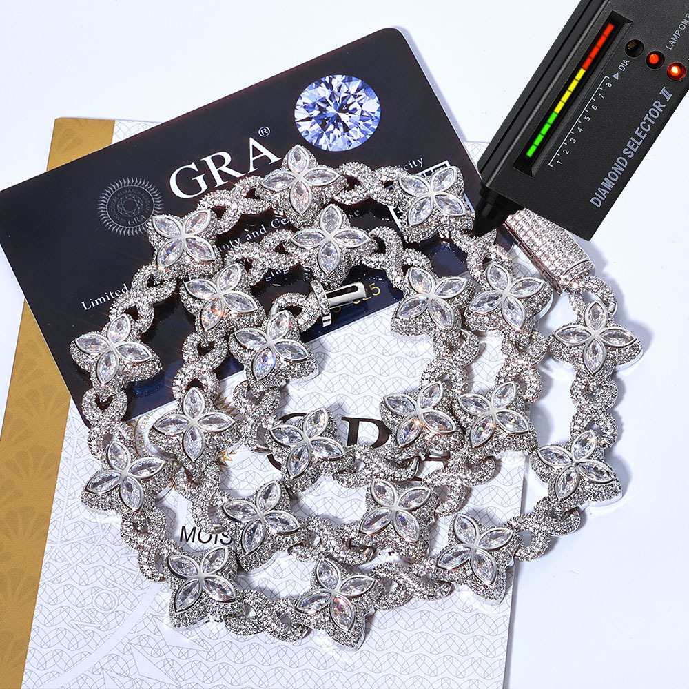 925 vvs Moissanite Lucky Clover
