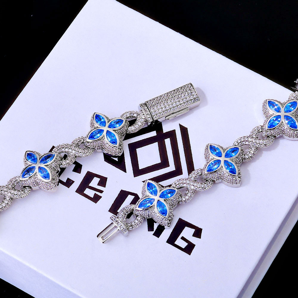 925 vvs Moissanite Lucky Clover