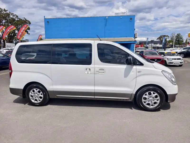 2015 HYUNDAI iMAX , auto, 8seats, low kilometers, $ 18999