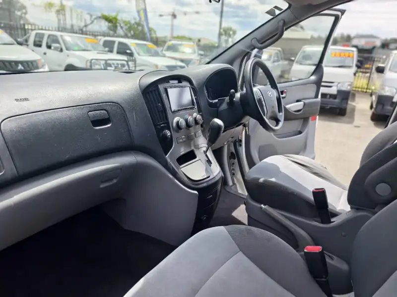 2015 HYUNDAI iMAX , auto, 8seats, low kilometers, $ 18999