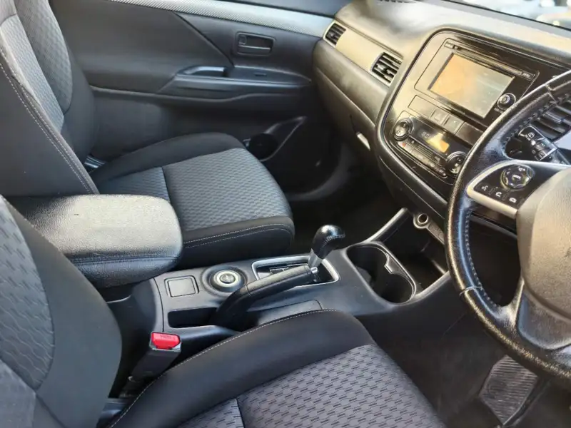 2015 MITSUBISHI OUTLANDER ES (4x4), low kilometers, $ 12999 On special