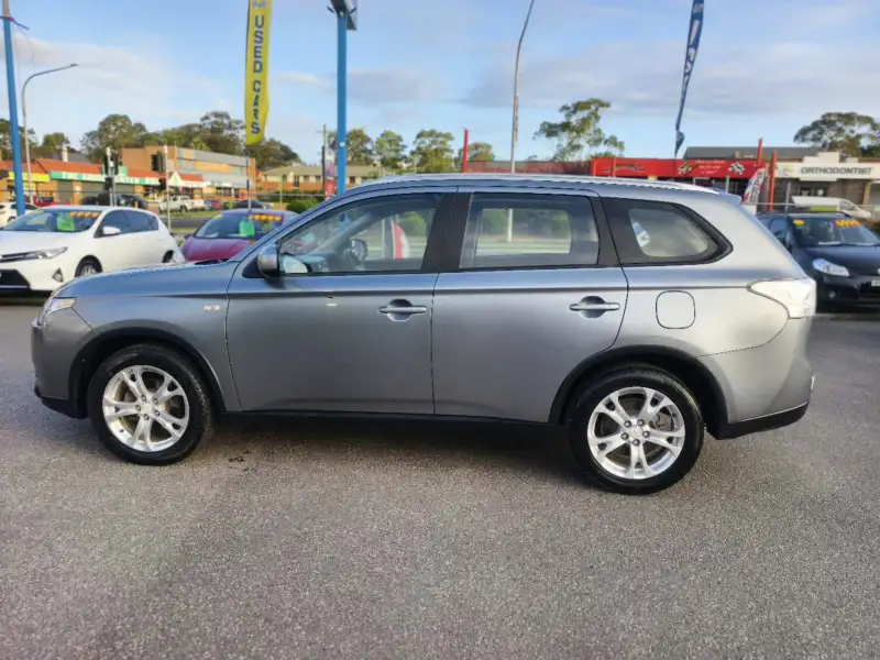 2015 MITSUBISHI OUTLANDER ES (4x4), low kilometers, $ 12999 On special