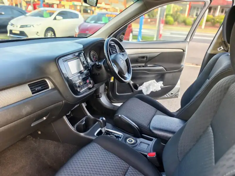 2015 MITSUBISHI OUTLANDER ES (4x4), low kilometers, $ 12999 On special