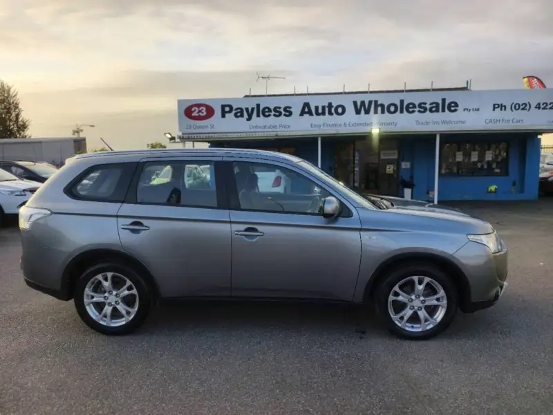 2015 MITSUBISHI OUTLANDER ES (4x4), low kilometers, $ 12999 On special