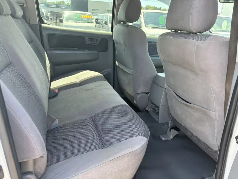 2010 TOYOTA HILUX SR5 (4x4) Turbo Diesel, Manual, Well maintained and tones of equipment