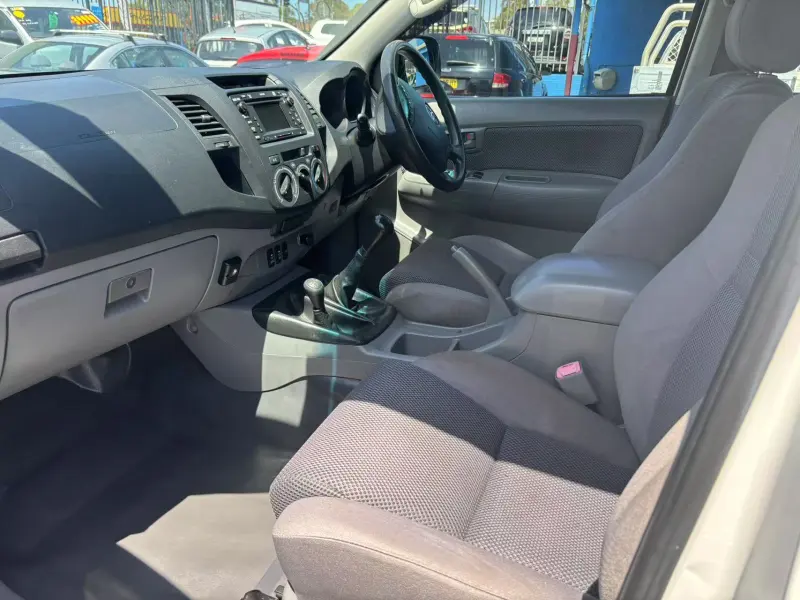 2010 TOYOTA HILUX SR5 (4x4) Turbo Diesel, Manual, Well maintained and tones of equipment