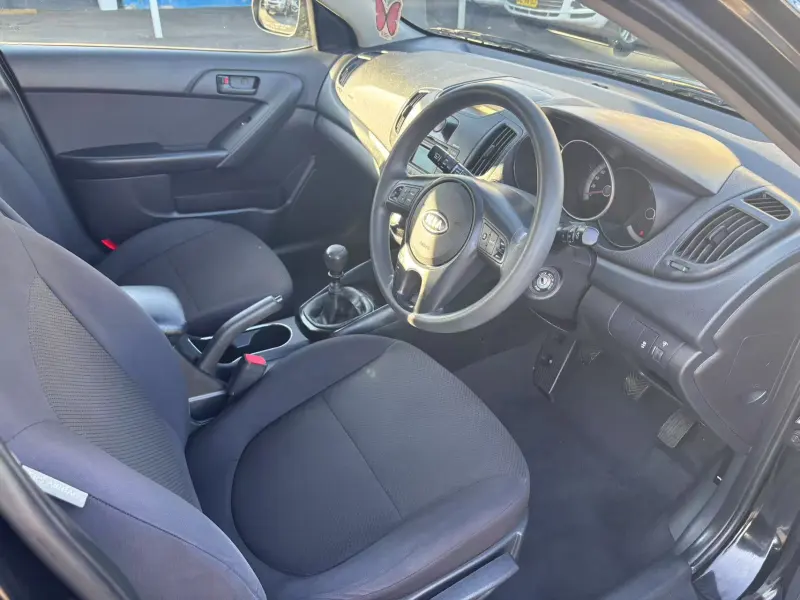 2011 KIA CERATO Si, manual, low kilometers, $ 6999 Cheap reliable 1st car.
