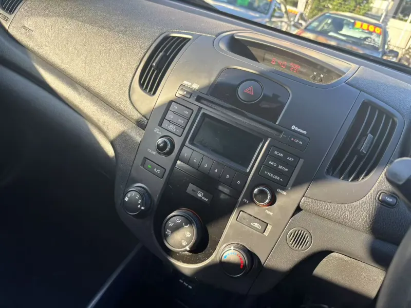 2011 KIA CERATO Si, manual, low kilometers, $ 6999 Cheap reliable 1st car.