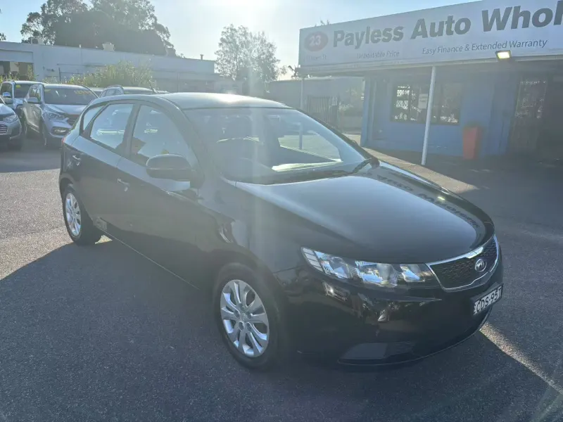 2011 KIA CERATO Si, manual, low kilometers, $ 6999 Cheap reliable 1st car.