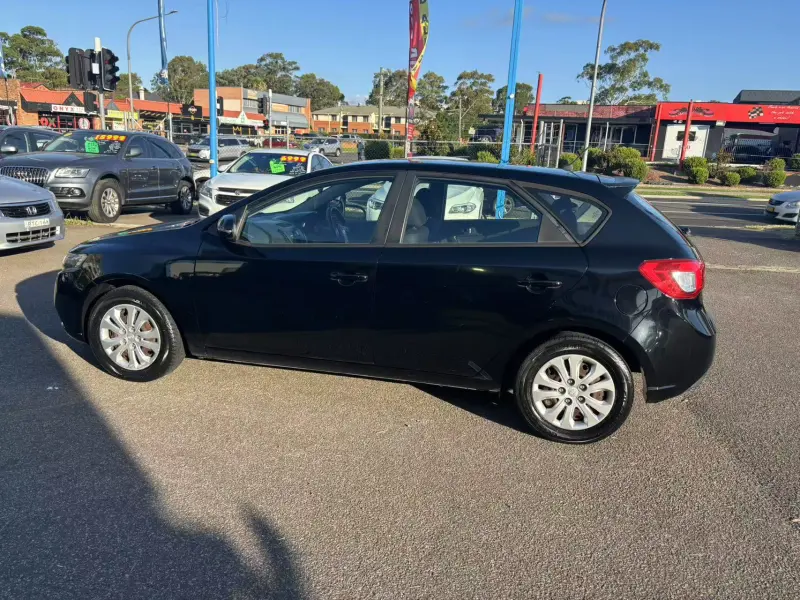 2011 KIA CERATO Si, manual, low kilometers, $ 6999 Cheap reliable 1st car.