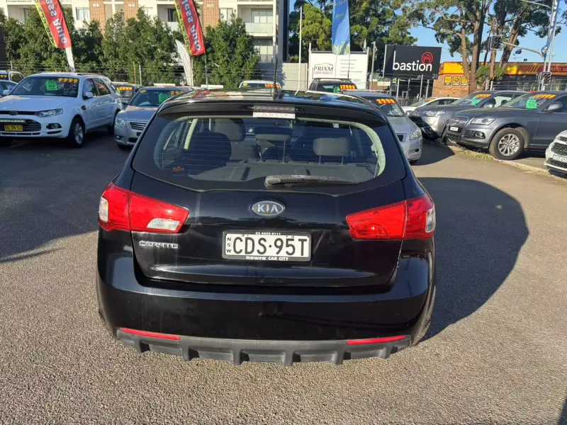 2011 KIA CERATO Si, manual, low kilometers, $ 6999 Cheap reliable 1st car.