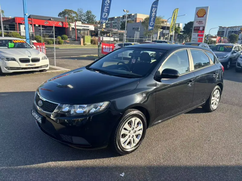 2011 KIA CERATO Si, manual, low kilometers, $ 6999 Cheap reliable 1st car.