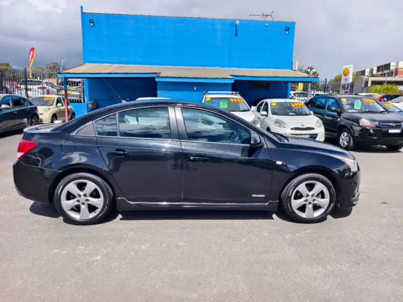 2012 HOLDEN CRUZE SRi, Black, low kilometers, sporty, $ 5999 Great looking car.